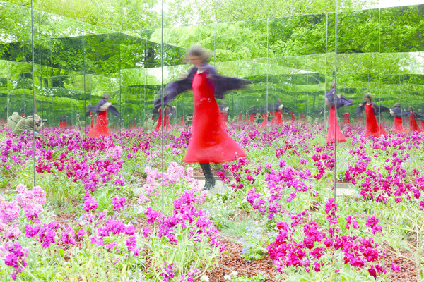 « De l’autre côté du miroir », jardin créé en 2017, par Nicolas et Alice Stadler, designer et architecte d’intérieur en collaboration avec l’architecte d’intérieur Thierry Giraut, transforme la nature en une mer de fleurs et de couleurs infinies.