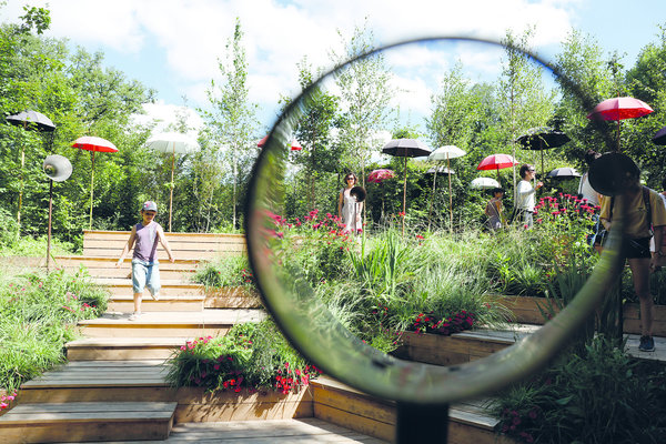 Un jardin féminin réalisé par une équipe française en 2017, « L’Agora ». 50 ans après, il évoque la lutte pacifiste du « Flower Power » contre la guerre du Vietnam.