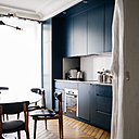 L’ancienne cloison à pans de bois sépare le coin repas et nouvelle cuisine du couloir qui mène à la chambre.