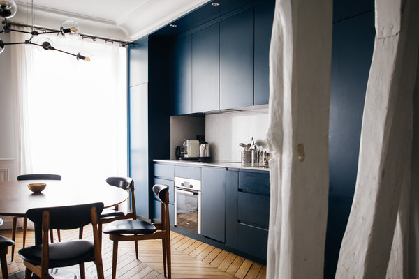 L’ancienne cloison à pans de bois sépare le coin repas et nouvelle cuisine du couloir qui mène à la chambre.