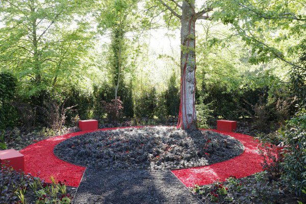 « Avantgarden » est un projet russe inspiré du poème « Le nuage en pantalon » du poète et dramaturge futuriste Vladimir Maïakoski, qui interpelle le lecteur sur la fragilité de l’existence et du travail, et du travail de Lazar Lissitzky, peintre et architecte de l’avant-garde russe du début du XXème siècle. Symbolisant le système cardiovasculaire d’un organisme vivant, il nous exhorte à une introspection. Festival des Jardins, 2018.