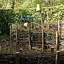 Ce jardin italien rend hommage à l’étymologie du mot « pensée ou pensum » qui signifie en latin le poids de la laine que l’on devait filer chaque jour. A l’entrée le visiteur est invité à prendre un fil de laine et à le nouer sur la haie de branchages tout au long de son parcours. Création « Bulles de pensée », Festival des Jardins, 2018.