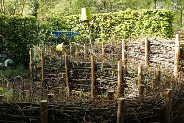 Ce jardin italien rend hommage à l’étymologie du mot « pensée ou pensum » qui signifie en latin le poids de la laine que l’on devait filer chaque jour. A l’entrée le visiteur est invité à prendre un fil de laine et à le nouer sur la haie de branchages tout au long de son parcours. Création « Bulles de pensée », Festival des Jardins, 2018.