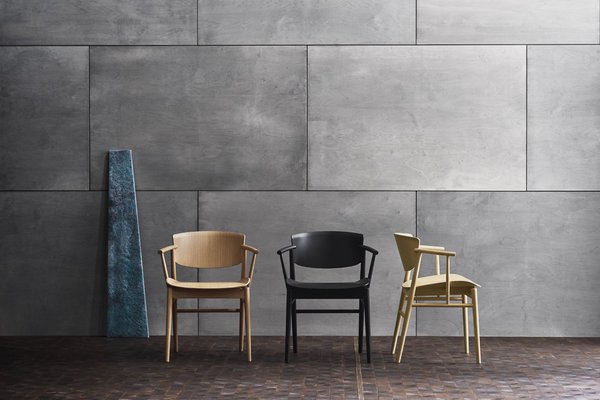 Une nouvelle chaise pas comme les autres. Mariage parfait de l’esthétique danoise et nippone, le siège N01 se compose de 23 pièces de bois massif et de contreplaqué. Un véritable puzzle entièrement assemblé à la main et façonné par un procédé industriel dans une scierie familiale belge fondée en 1924. Et le montage a été conçu pour que les jointures et l’assemblage restent invisibles. En chêne teinté noir, naturel ou hêtre. Création du Studio Nendo, éditée par Fritz Hansen.
