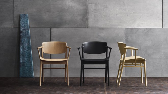 Une nouvelle chaise pas comme les autres. Mariage parfait de l’esthétique danoise et nippone, le siège N01 se compose de 23 pièces de bois massif et de contreplaqué. Un véritable puzzle entièrement assemblé à la main et façonné par un procédé industriel dans une scierie familiale belge fondée en 1924. Et le montage a été conçu pour que les jointures et l’assemblage restent invisibles. En chêne teinté noir, naturel ou hêtre. Création du Studio Nendo, éditée par Fritz Hansen.