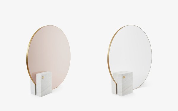 Dialogue avec l’Art déco. Ce miroir XXL de 180 cm de diamètre se pose au sol et peut séparer une partie de la pièce dans une entrée, une chambre, pour dessiner un espace privé. L’univers de la féminité a inspiré le designer Joris Poggioli, son créateur. En laque brillante rose poudré ou blanc immaculé, laiton et marbre blanc Estremoz, le modèle Kika fait partie de la première collection de Youth Editions qui habille l’espace de courbes sensuelles se jouant des volumes et de la géométrie.