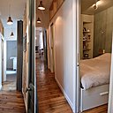 La partie haute de la cloison de la chambre, aménagée comme une cabine de bateau, est surmontée de fenêtres en bandeau qui captent de la lumière naturelle.