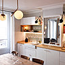 La cuisine a été aménagée, en partie basse, avec des caissons basiques et plan de travail en bois clair (Ikea). Tandis que les placards hauts ont été fabriqués sur mesure. L’espace est personnalisée par un carrelage en carreaux ciment aux motifs graphiques (modèle Hex Artichaut, chez Popham design) et des poignées de placard et tiroirs originales (Anthropoly).