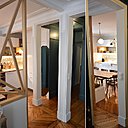 La surface de l’ancien couloir décloisonné a été intégrée dans l’espace de la pièce à vivre. Les espaces de circulation ont été mis en relief par une peinture bleu paon.