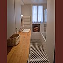 La forme en couloir de la salle de bains a été exploitée pour aménager un long meuble de rangement.