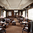 Décoration intérieure du train Côte d’Azur Pullman Express, avec panneaux en verre créés en 1929 par René Lalique, représentant des bouquets stylisés façon Art déco.