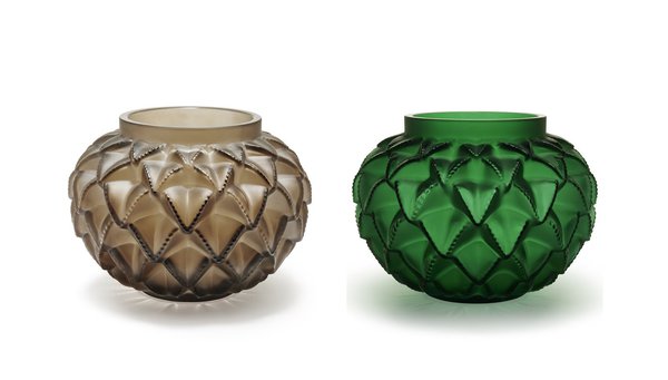 Rééditions du vase Languedoc en cristal coloré, inspiré par la région française éponyme, créé en 1929 par René Lalique.