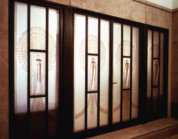 Réalisés dans les années 1930 par René Lalique, portes en verre avec intégration de panneaux de style Art Déco dans le palais du Prince Asaka, aujourd’hui musée d’art métropolitain Teien à Tokyo. Architecte, Henri Rapin.