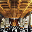 Aménagement intérieur de la salle à manger des premières classes du Paquebot Normandie, avec colonnes lumineuses et lustres signés René Lalique.