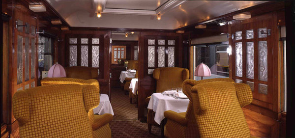 Panneaux en verre de René Lalique, créés en 1928, dans le wagon restaurant de l’Orient Express.