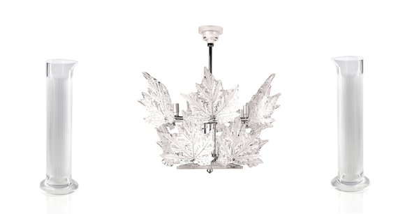 A gauche et à droite, carafe à décanter, modèle Le Cylindre, créée par le critique de vin international James Suckling, ligne 100 Points. Au centre, réédition du lustre Champs-Elysées créé par Marc Lalique en 1951, qui évoque les allées de platanes de la plus célèbre avenue parisienne.