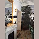 L’ancien salon a conservé sa cheminée et son miroir d’origine redoré qui apportent une touche d’élégance, dans un esprit très chic parisien et haussmannien.