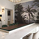 Dans la nouvelle cuisine, plan de travail et bar sur mesure en marbre blanc et sièges de couleur vert feuille qui s’accordent avec les teintes du papier-peint panoramique, Ananbô.