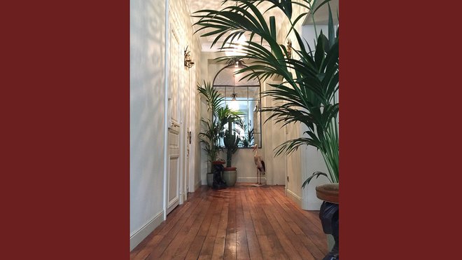 Une vraie entrée végétalisée qui annonce le thème choisi de la décoration.