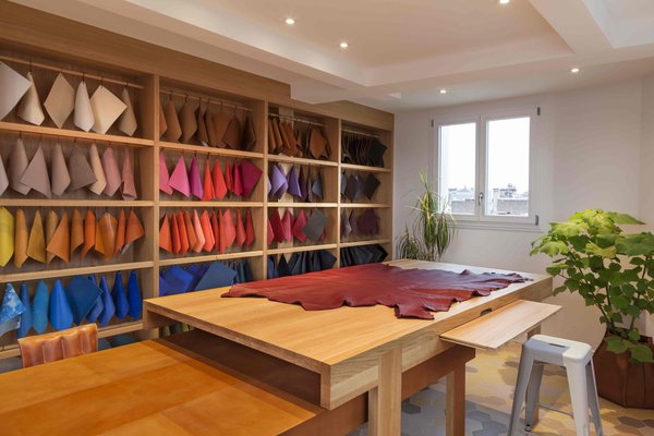 A la Fédération Française Tannerie Mégisserie de Paris, la Cuirothèque : cet agencement intérieur avec mobilier et menuiseries sur mesure a été réalisé par l’ébéniste d’art et prototypiste La Fabrique à Lyon avec gainage en cuir par Christophe Fey Concept à Paris. Quant aux locaux, ils ont été entièrement rénovés avec la collaboration de l’architecte et designer Patrick Nadeau.