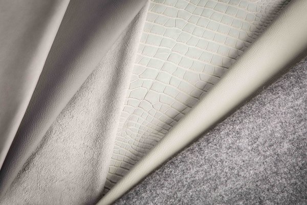 De gauche à droite, dans un camaïeu de blancs grisés et cendrés, 6 qualités de cuir : agneau velours pleine fleur contrecollé laine bouillie, Mégisserie HCP ; chèvre Monet Mat, Mégisserie Guyard et Chesneau-Relma ; alligator, Mégisserie HCP Gordon Choisy ; Magisco Cavern plume, Mégisserie Cuirs du Futur ; chèvre Monet, Mégisserie Guyard et Chesneau-Relma ; agneau plongé, Mégisserie Bodin Joyeux.