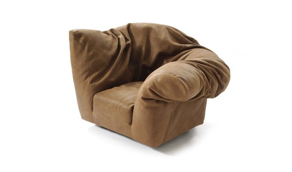 Fauteuil Sfatto, avec dossier et accoudoirs mobiles recouvert d’un cuir épais mais aminci en surface, qui offre une patine et un vieillissement plus rapide. Il a été conçu pour être aussi accueillant qu’un vieux fauteuil avec la peau tannée d’un buffle ou d’un éléphant. Création Franscesco Binfaré éditée par Edra.