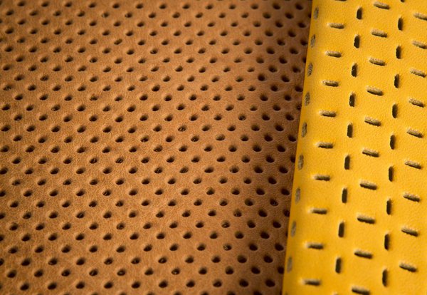 Deux cuirs perforés : Collet végétal ½ Nourri Perforé rond, Tannerie Arnal et Crispé Jaune Référence 47, Mégisserie Sofacuir.