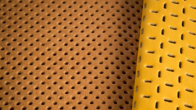 Deux cuirs perforés : Collet végétal ½ Nourri Perforé rond, Tannerie Arnal et Crispé Jaune Référence 47, Mégisserie Sofacuir.