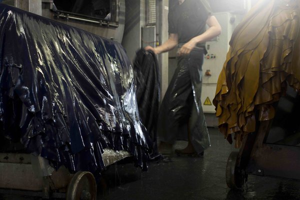 Peaux étendues sur des chevalets, à la sortie du foulon à la Tannerie Haas, Eichoffen.
