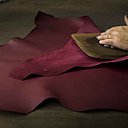 Finition liégé main pour assouplir le cuir à la Mégisserie Alran SAS de Mazamet.