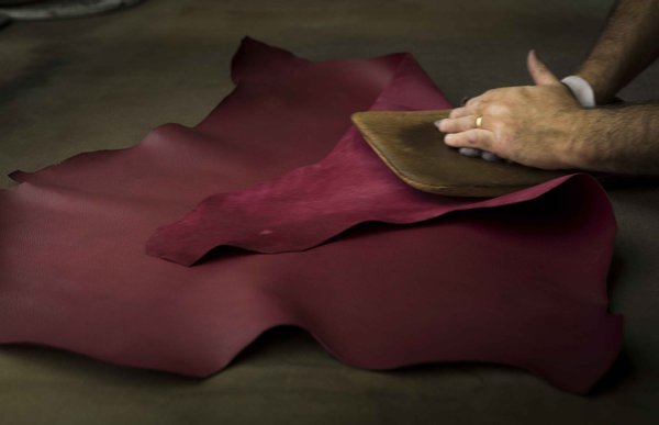 Finition liégé main pour assouplir le cuir à la Mégisserie Alran SAS de Mazamet.