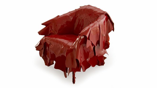 Fauteuil recouvert de peaux empilées en cuir verni brillant dans un effet de superposition chaotique et fortuite comme on peut le voir dans une tannerie. Modèle Leatherworks, création Fernando et Humberto Campana pour Edra.