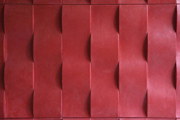 Revêtement chic et rutilant pour murs, portes, en habillage de dressing ou gainage de tête de lit. Modèle Vague, création Christophe Fey Concept.