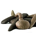 Déstructuré et zoomorphique, canapé composé de différents éléments qui peuvent se détacher et s’organiser librement. Imitation cuir façon crocodile et alligator. Modèle Kaiman Jacaré, création Fernando Campana pour Edra.