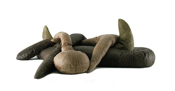 Déstructuré et zoomorphique, canapé composé de différents éléments qui peuvent se détacher et s’organiser librement. Imitation cuir façon crocodile et alligator. Modèle Kaiman Jacaré, création Fernando Campana pour Edra.