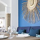 Dans le restaurant, œuvre murale de Véronique de Soultrait et pilier recouvert de corde pour s’associer à un dégradé de bleus aquatiques.