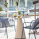 Sur la terrasse, chaises de l’éditeur italien Pedrali.