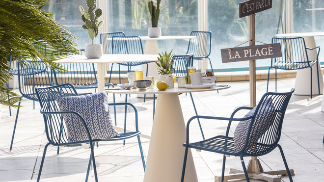 Sur la terrasse, chaises de l’éditeur italien Pedrali. Sur la terrasse, chaises de l’éditeur italien Pedrali.
