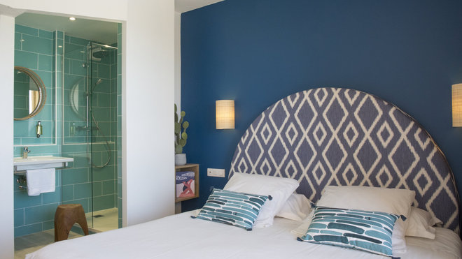 Une chambre qui décline tous les bleus… tête de lit, murs, carrelage, coussins, tous les bleus en camaïeu ! Une chambre qui décline tous les bleus… tête de lit, murs, carrelage, coussins, tous les bleus en camaïeu !