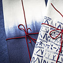 Undoo et Jangloo, serviettes en khadi de coton (tissu indien filé et tissé à la main). L’une est réalisée à la main au block print (technique d’impression manuelle avec tampons en bois) pour obtenir un aspect crayonné comme une calligraphie. L’autre est teinte selon la technique du tie and dye, en plongeant le tissu blanc dans un bain d’indigo pour offrir un subtil dégradé.