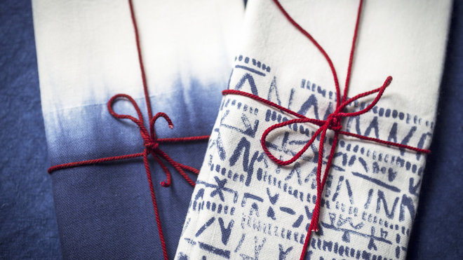 Undoo et Jangloo, serviettes en khadi de coton (tissu indien filé et tissé à la main). L’une est réalisée à la main au block print (technique d’impression manuelle avec tampons en bois) pour obtenir un aspect crayonné comme une calligraphie. L’autre est teinte selon la technique du tie and dye, en plongeant le tissu blanc dans un bain d’indigo pour offrir un subtil dégradé.