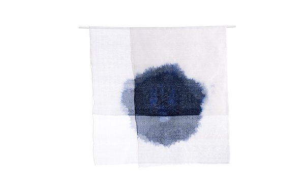 « Cercle au carré », organza de soie avec teinture shibori sur pliage. Création Ysabel de Maisonneuve.