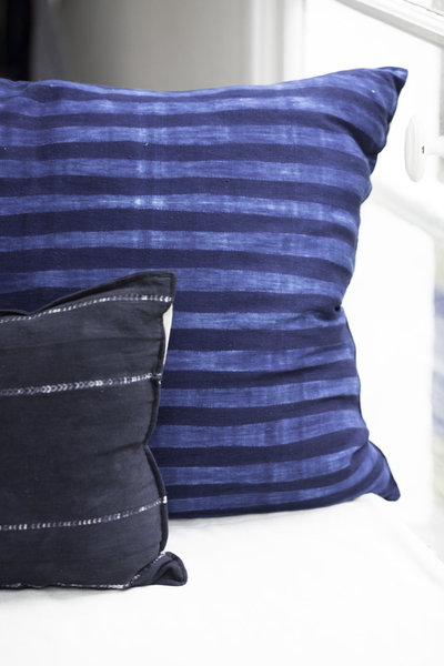 Les tons minéraux et le bleu profond caractéristique de la sont obtenus grâce au pigment bleu végétal de Guinée, extrait des feuilles vertes que l’on trouve sur les indigotiers des forêts de cette région. Il est réputé pour son excellente tenue.