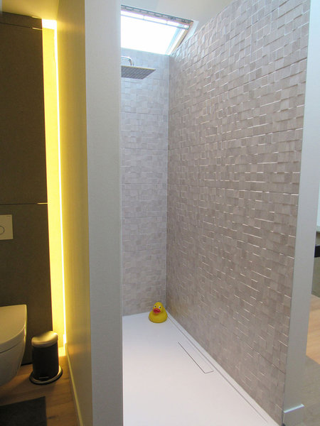 La salle de bains des enfants offre une douche à l’italienne.