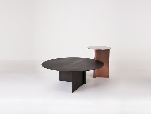 OS table, jeu de plateaux et de matières pour ces deux tables en aluminium avec finitions en laiton satiné et poli, aluminium brossé et cuivre noirci, revêtues de cire. 3 tailles disponibles.