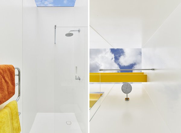 La modularité du matériau HI-MACS® a permis de créer ces nouvelles salles d’eau tout en gardant les fenêtres de toit imaginées par Richard Rogers.