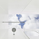 Dans les deux salles de bains, l’usage de l’HI-MACS dessine un espace épuré aux finitions parfaites, avec une douche ouverte sur le ciel.