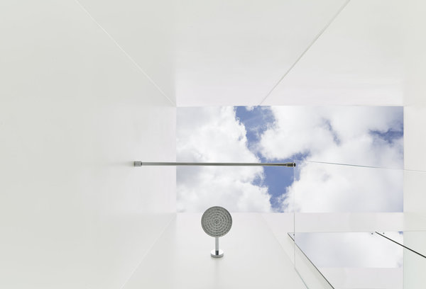 Dans les deux salles de bains, l’usage de l’HI-MACS dessine un espace épuré aux finitions parfaites, avec une douche ouverte sur le ciel.