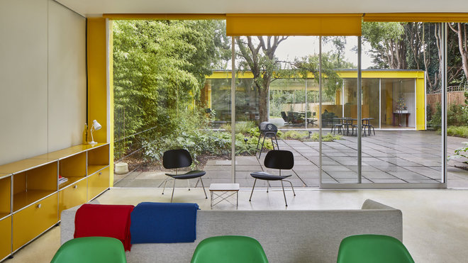 Avec son design moderne et industriel affirmé, la particularité de la maison de plain-pied réside dans les façades entièrement vitrées omniprésentes. Meubles bas, USM. Chaises, Vitra.