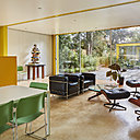 L’intérieur offre une ambiance décontractée et accueillante pour les résidents qui participent à la recherche d’un avenir urbain alternatif.